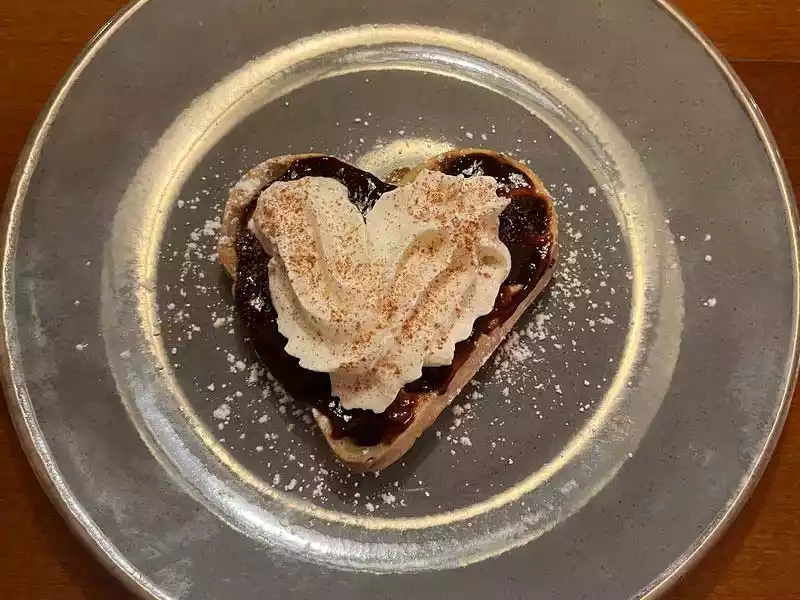 Friesenwaffel auf einem Teller mit Puderzucker bestreut