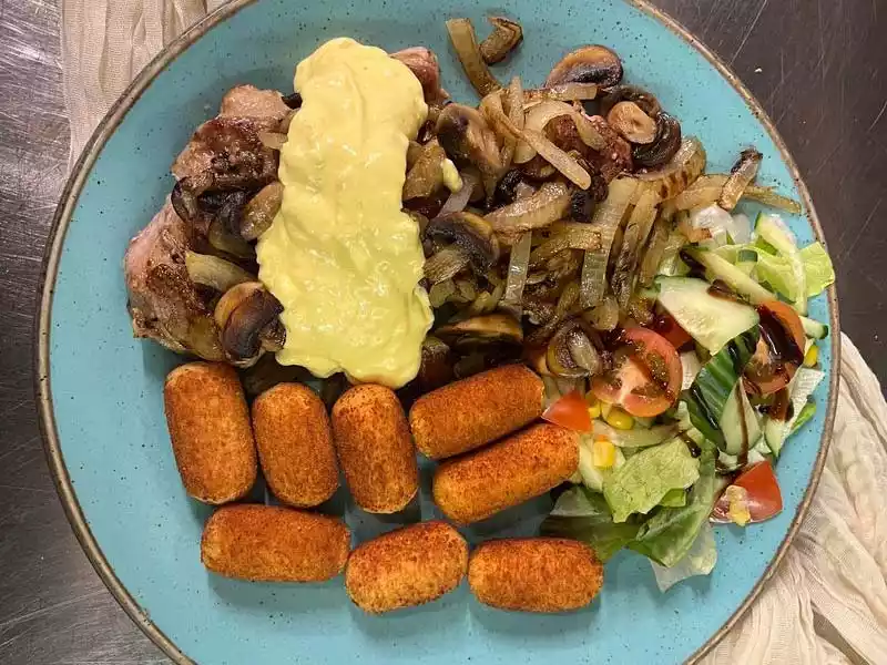 Schweinemedallions mit Pilzen und Kroketten