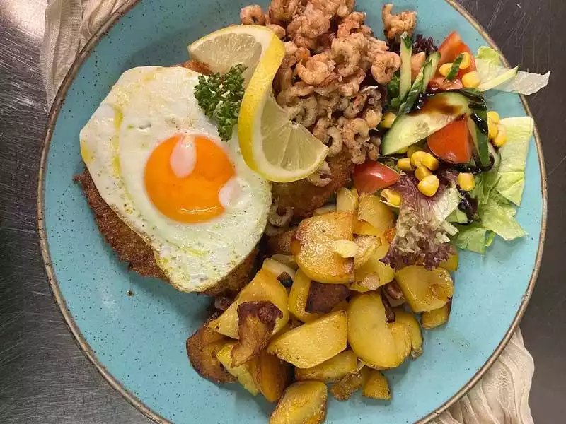 Friesenschnitzel mit Bratkartoffeln und Spielei mit Krabben