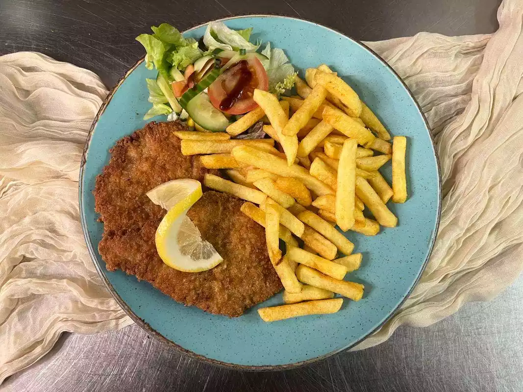 Schnitzel und Pommes